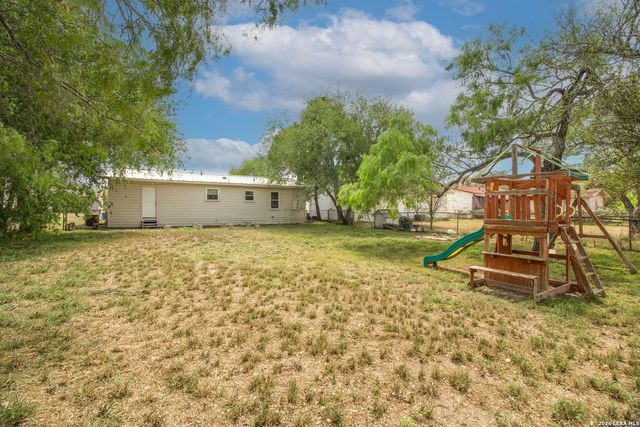 332 S CHILTIPIN ST, Sinton, TX 78387