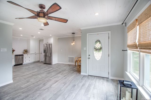 332 S CHILTIPIN ST, Sinton, TX 78387