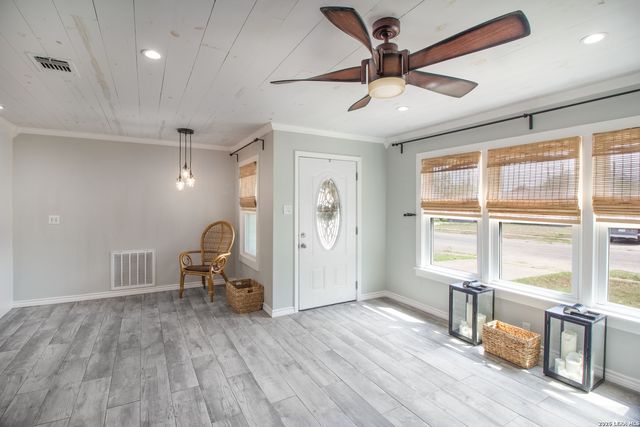 332 S CHILTIPIN ST, Sinton, TX 78387