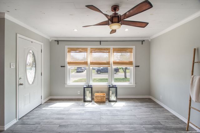 332 S CHILTIPIN ST, Sinton, TX 78387