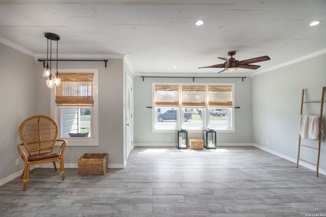 332 S CHILTIPIN ST, Sinton, TX 78387