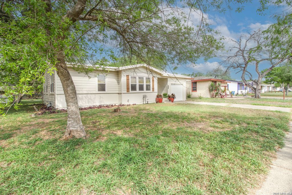 332 S CHILTIPIN ST, Sinton, TX 78387