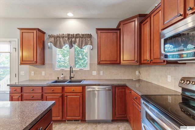 11910 N 161st Avenue, Bennington, NE 68007