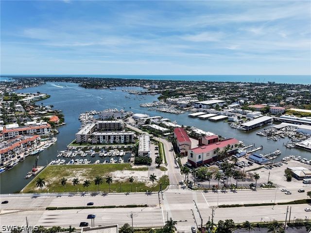 801 River Point DR 203, Naples, FL 34102