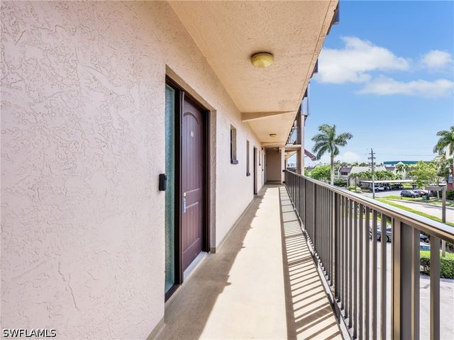 801 River Point DR 203, Naples, FL 34102