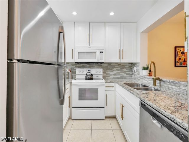 801 River Point DR 203, Naples, FL 34102