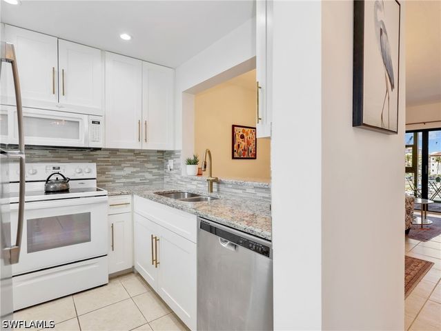 801 River Point DR 203, Naples, FL 34102