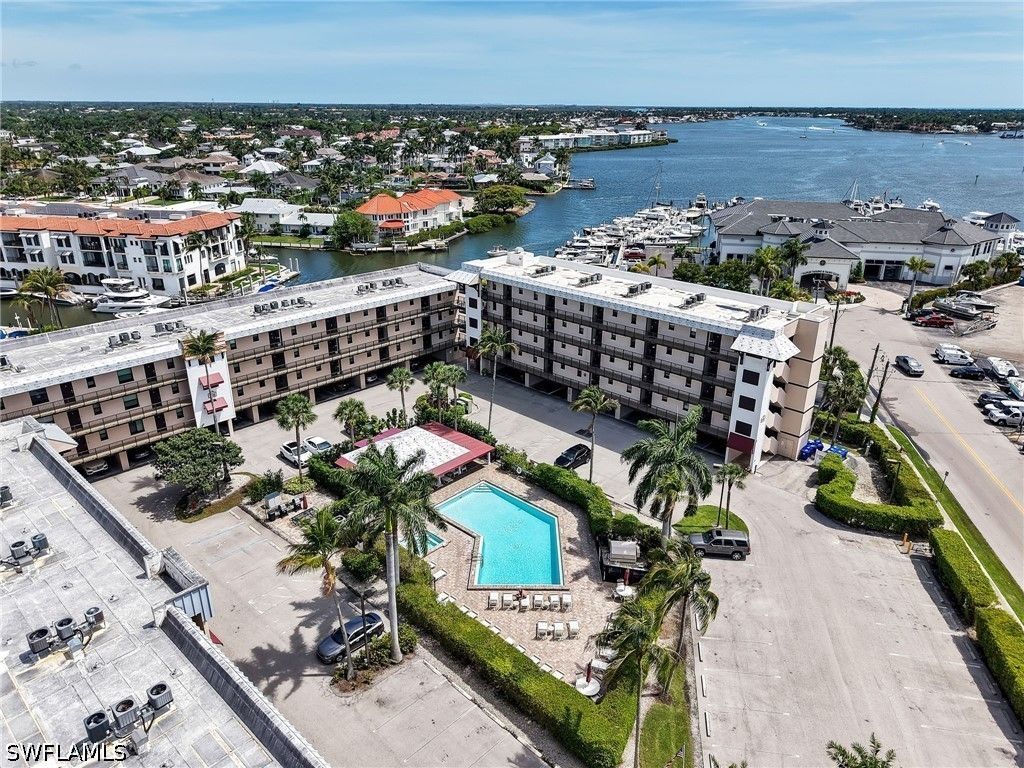 801 River Point DR 203, Naples, FL 34102