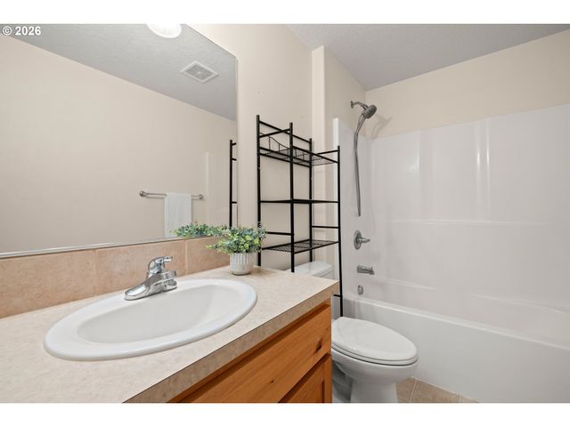 413 S LAIR Ln, Newberg, OR 97132