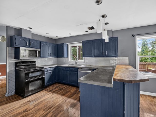 5155 W Timberwood Drive, Newburgh, IN 47630