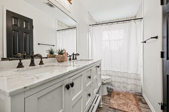 56 W Candlewood Street, Lake Jackson, TX 77566