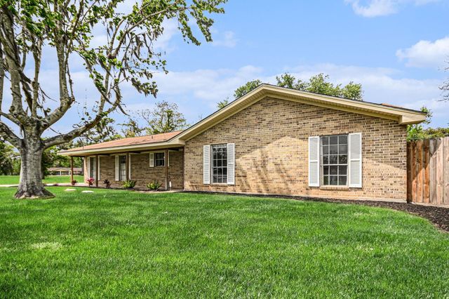 56 W Candlewood Street, Lake Jackson, TX 77566