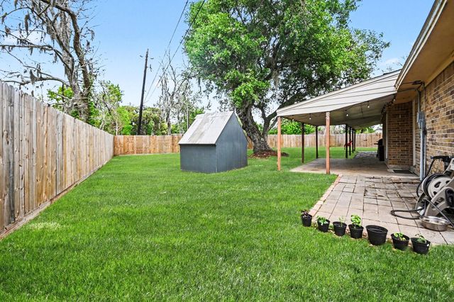 56 W Candlewood Street, Lake Jackson, TX 77566