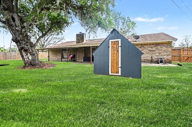 56 W Candlewood Street, Lake Jackson, TX 77566