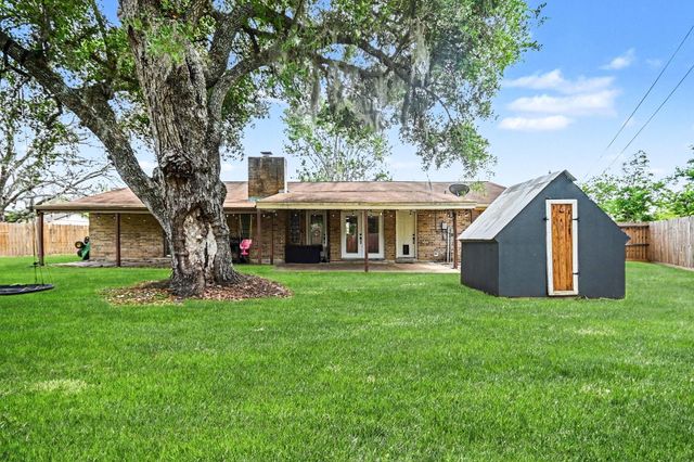 56 W Candlewood Street, Lake Jackson, TX 77566