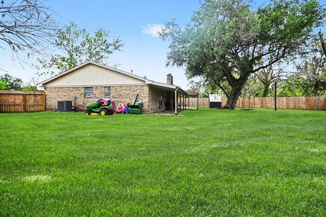 56 W Candlewood Street, Lake Jackson, TX 77566