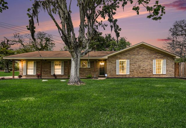 56 W Candlewood Street, Lake Jackson, TX 77566