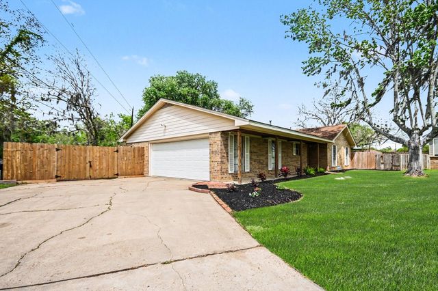 56 W Candlewood Street, Lake Jackson, TX 77566