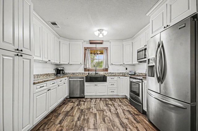 56 W Candlewood Street, Lake Jackson, TX 77566