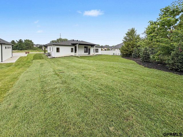 9160 Hillcrest Trail, Lincoln, NE 68510