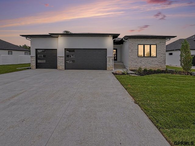 9160 Hillcrest Trail, Lincoln, NE 68510