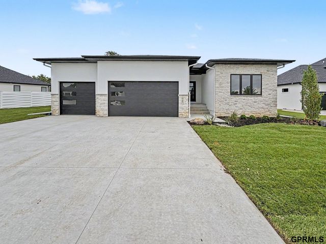 9160 Hillcrest Trail, Lincoln, NE 68510