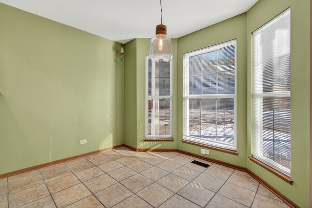 1089 Quaker Hill Court 1089, Elgin, IL 60120