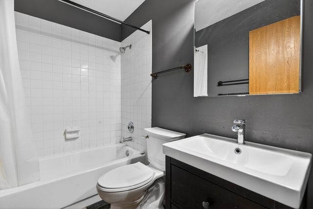 1089 Quaker Hill Court 1089, Elgin, IL 60120