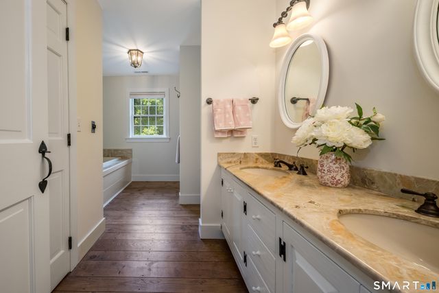 8 Squire Lane, Essex, CT 06426