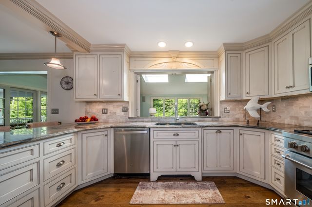 8 Squire Lane, Essex, CT 06426