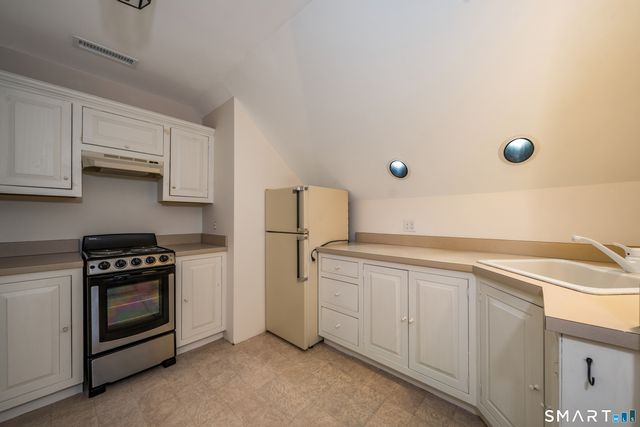 8 Squire Lane, Essex, CT 06426