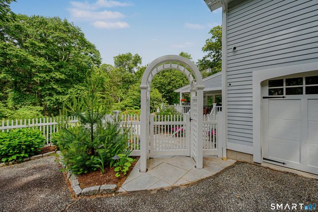 8 Squire Lane, Essex, CT 06426