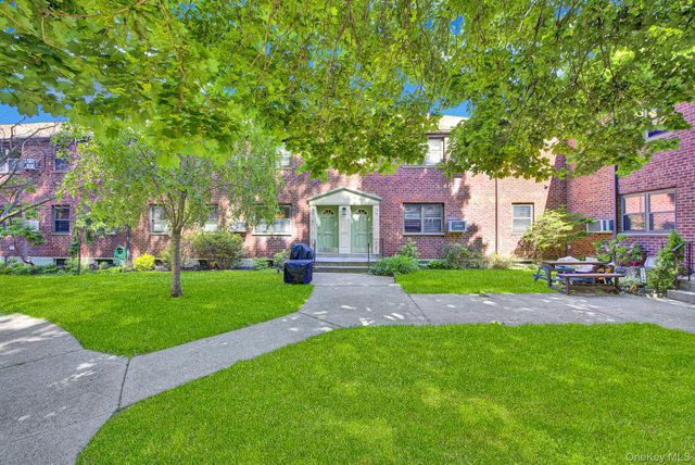 5850 246th Crescent C7, Douglaston, NY 11362