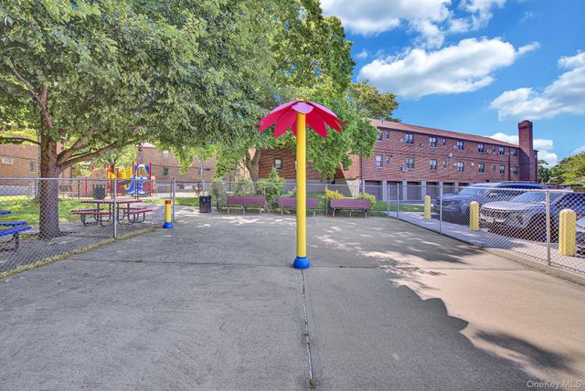 5850 246th Crescent C7, Douglaston, NY 11362