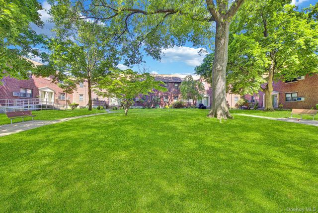 5850 246th Crescent C7, Douglaston, NY 11362