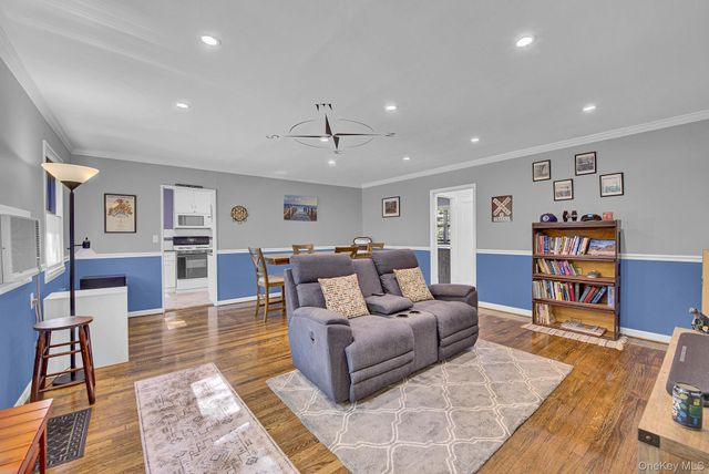 5850 246th Crescent C7, Douglaston, NY 11362
