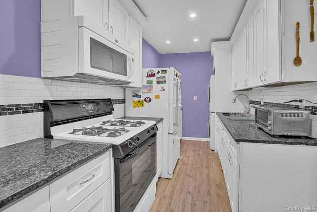 5850 246th Crescent C7, Douglaston, NY 11362