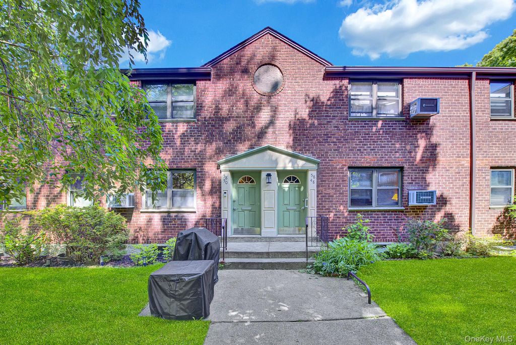 5850 246th Crescent C7, Douglaston, NY 11362