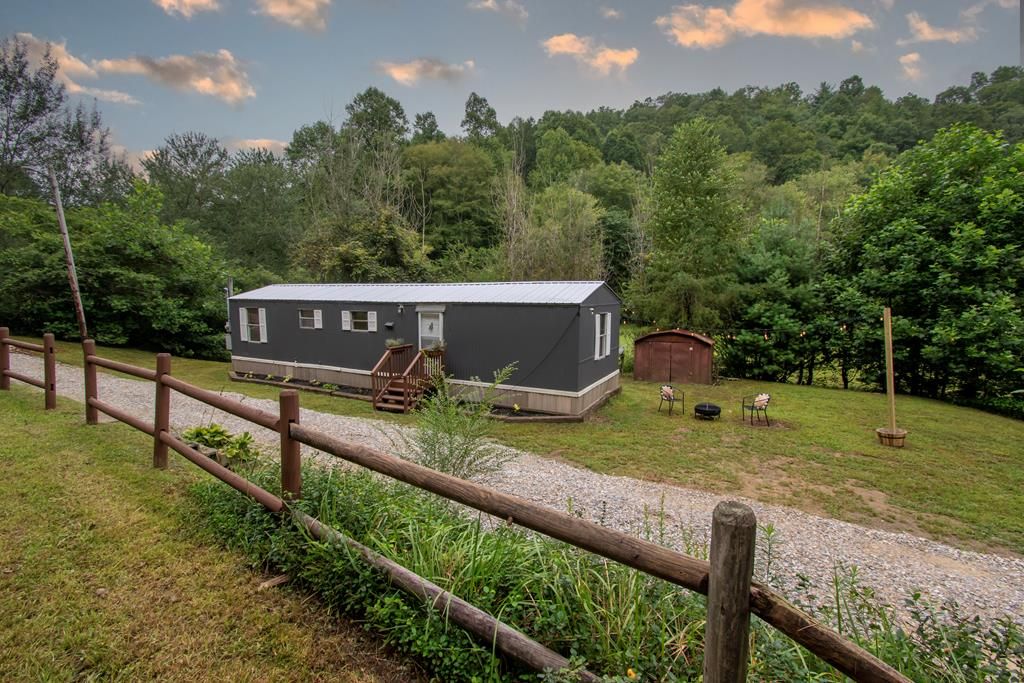 580 Atoah Circle, Robbinsville, NC 28771