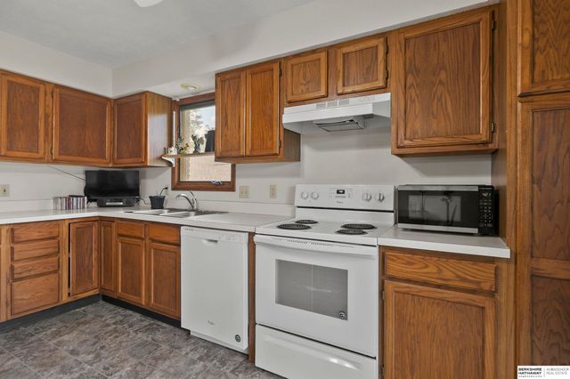 5444 Pioneers Boulevard, Lincoln, NE 68506