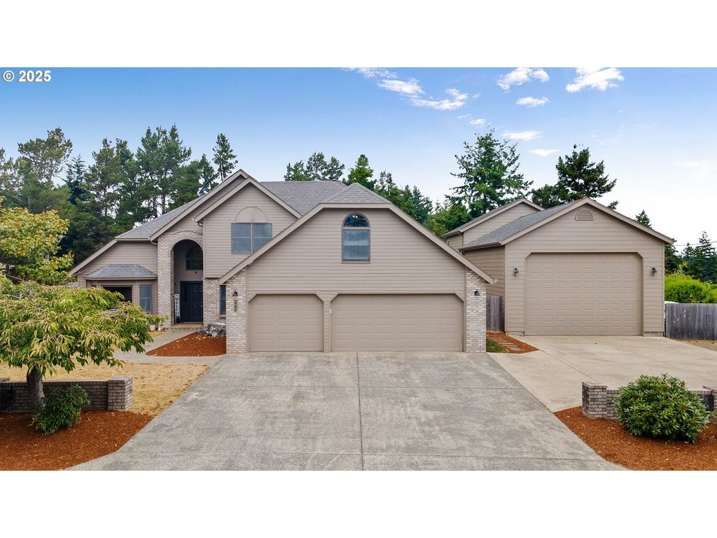 2200 17TH St, North Bend, OR 97459