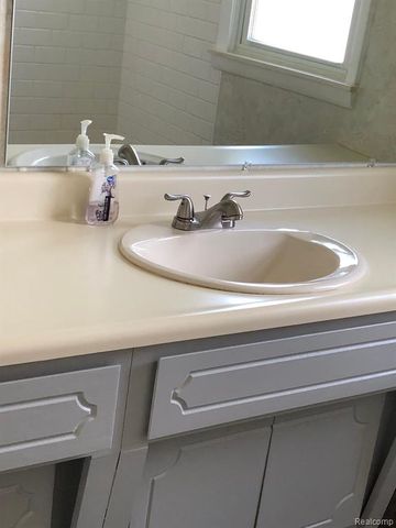 5510 Berkley Drive, Waterford, MI 48327