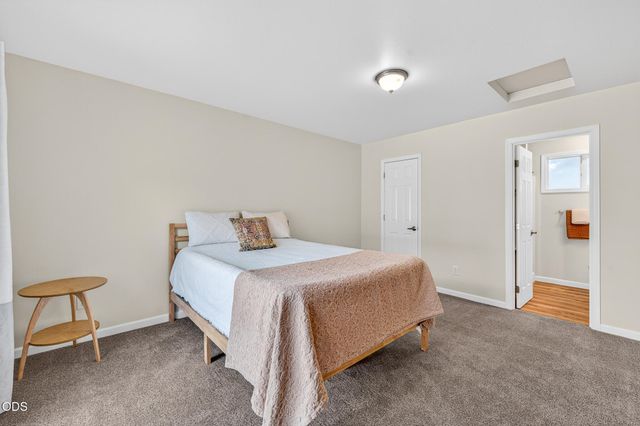 2990 NE Wells Acres Road, Bend, OR 97701