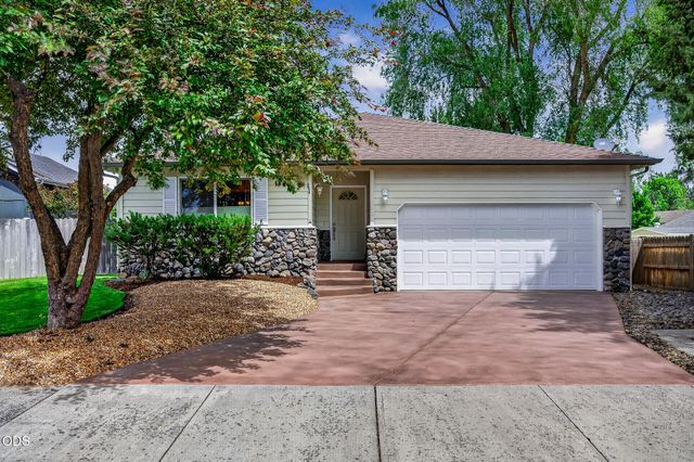 2990 NE Wells Acres Road, Bend, OR 97701