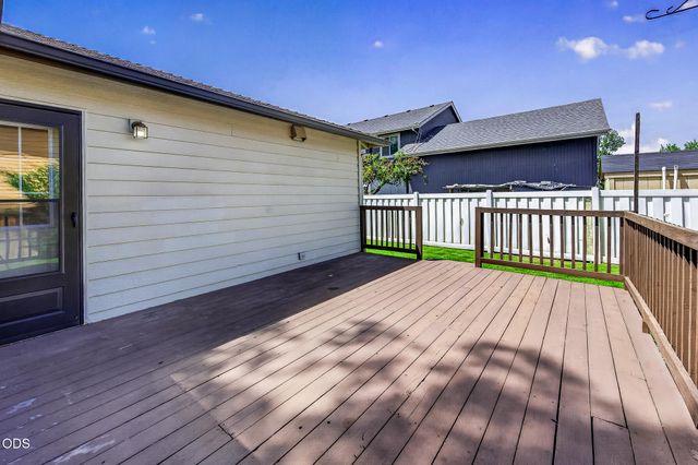 2990 NE Wells Acres Road, Bend, OR 97701