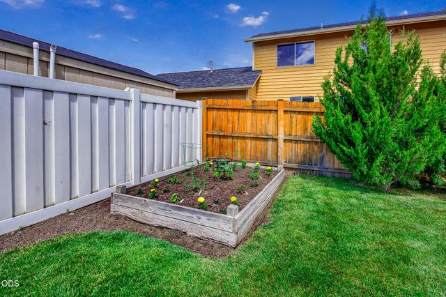2990 NE Wells Acres Road, Bend, OR 97701