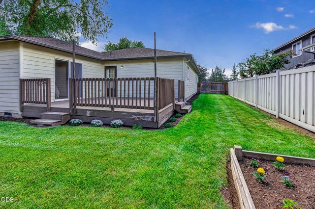 2990 NE Wells Acres Road, Bend, OR 97701