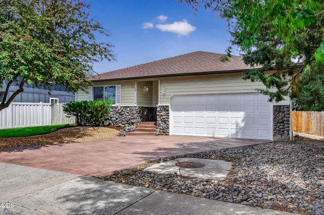 2990 NE Wells Acres Road, Bend, OR 97701