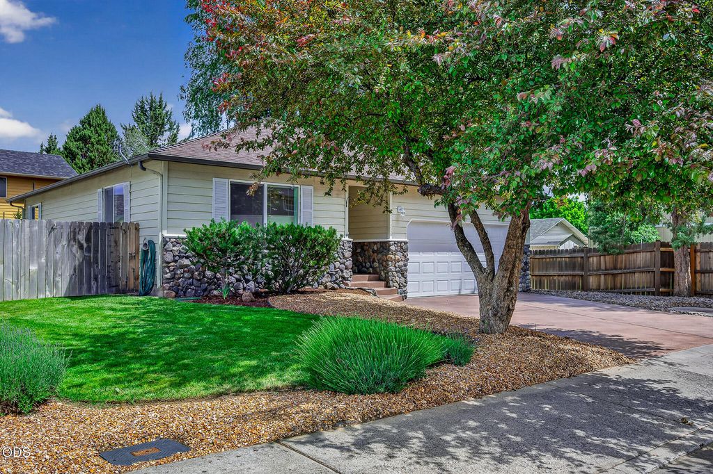 2990 NE Wells Acres Road, Bend, OR 97701
