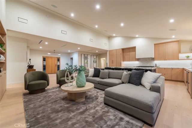 8960 Oak Park Avenue, Northridge, CA 91325